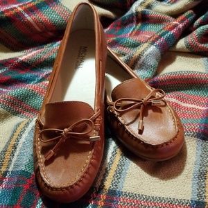 MICHEAL KORS LEATHER TAN FLAT LOAFERS